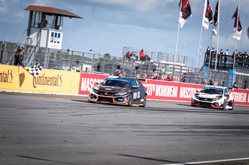 Casper Elgaard kronede en fantastisk comebackweekend med en finalesejr. Tre af fem heats gik til Elgaard denne weekend.